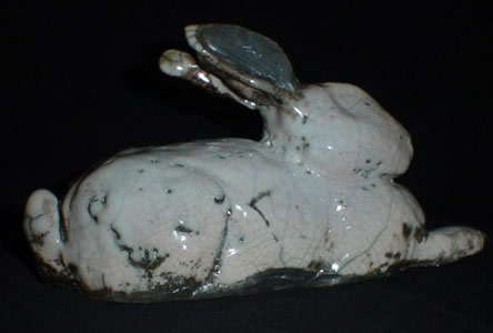 un coniglio in ceramica raku
