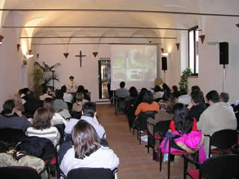 folto pubblico nella bella sala all'interno dell'Hotel San Girolamo dei Gesuati a Ferrara - foto di Riccardo Romani